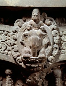 Arte Khmer: Il dio Indra al centro su Airavana e i Marut, i dei della tempesta e del vento. Architrave in pietra nello stile di Sambor Prei Kuk (600-650). dalla Cambogia. Parigi, Museo Guimet, Museo Nazionale delle Arti Asiatiche