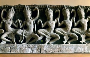 Le apsaras, creature molto giovani e belle che danzavano nel cortile di Indra. Mitologia indù. Arte Khmer, tempio di Bayon