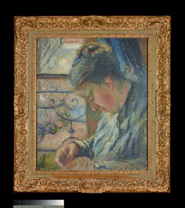 Julie Pissarro che cuce accanto a una finestra da Camille Pissarro