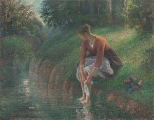 Donna che si bagna i piedi in un ruscello