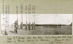 Il generale Allenby decora il capitano Harper con la D.C.M. in una cerimonia ad Abassan, Palestina meridionale, agosto 1917 da Capt. Arthur Rhodes
