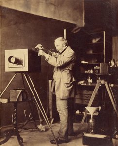 [Autoritratto mentre prepara una lastra al collodio]. da Capt. Horatio Ross