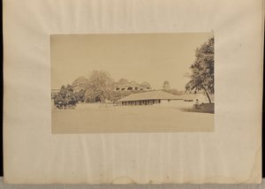 Madura. [Il palazzo di Trimul Naik, con la scuola del signor Fischer in primo piano. da Capt. Linnaeus Tripe