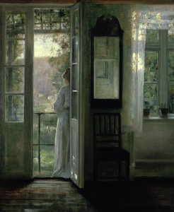 Ragazza in piedi su un balcone