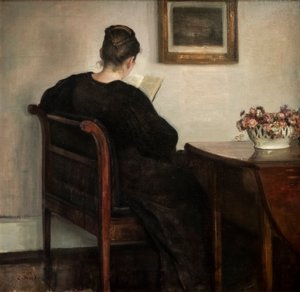 Interno, donna che legge