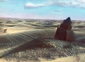 Marocco, pietra miliare nel deserto, circa 1910, Archivio Carl Simon da Carl Simon
