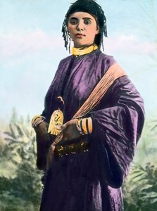 Marocco, ritratto di una giovane donna, circa 1910, Archivio Carl Simon