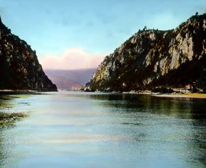 Romania, le Porte di Ferro, una gola sul fiume Danubio, circa 1920 da Carl Simon
