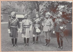 Ufficiali Indiani del Re, 1911 da Carl Vandyk