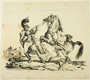 Corazziere a piedi che trattiene il suo cavallo impennato