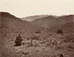 Strada del tunnel di Sutro verso Virginia City, 1875, stampato ca. 1876 da Carleton Emmons Watkins