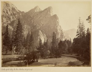 Più a monte nella valle. I Tre Fratelli, la vetta più alta, 3.830 piedi. da Carleton Watkins