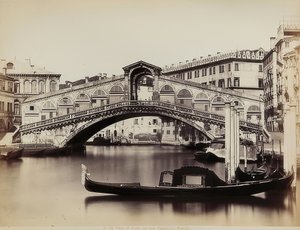 Vista del Canal Grande con il Ponte di Rialto a Venezia