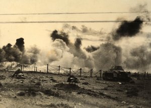 Seconda Guerra Mondiale: soldati tedeschi avanzano verso le linee britanniche a Tobruch, Libia da Carlo Salvatori