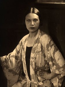 Ritratto a mezzo busto di Wanda Wulz con un kimono