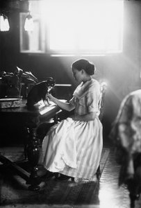 Ritratto di Wanda seduta a un tavolo con il suo gatto, Trieste, c.1910 da Carlo Wulz