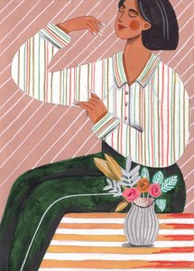 Donna con camicia a righe e pantaloni verdi da Caroline Bonne Müller