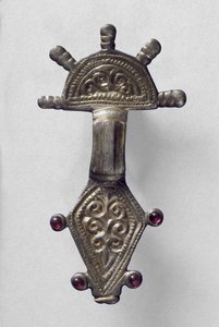Spilla con testa radiante, da Marchelepot, Somme, probabilmente carolingia, c.VII-X secolo