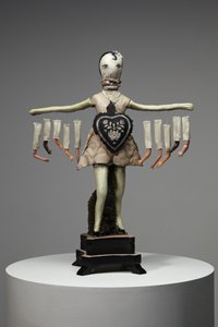 Cuore nero, 2013 (legno, argilla, tessuto, pittura, parti di bambola)
