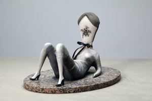 Cuscino Dirty Love, 2014 (tessuto, argilla, pittura su granito)