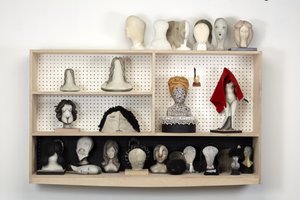 Head Case, 2016 (gesso, legno, pelle, coperta, pennarello, pittura a olio, tessuto, specchi, tavola di legno, MDF) da Cathie Pilkington