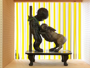 La meravigliosa storia del bambino di catrame, 2010 (legno, argilla, tessuto, pittura)