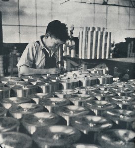 Apprendista con microscopio che testa la durezza dei pistoni, 1941