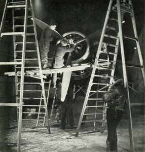 Meccanica del volo, anche un mestiere W.A.A.F., c1943 da Cecil Beaton