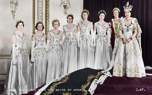 HM Regina Elisabetta II con le sue damigelle d