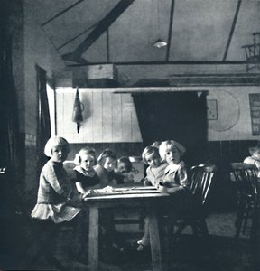 Lezioni per bambini di Londra nella sala del villaggio da Cecil Beaton