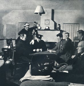 Guardia notturna: la squadra antincendio si rilassa, 1941