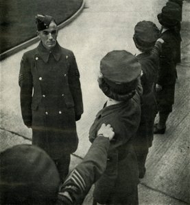 Sergente della R.A.F. addestra le aviatrici, c. 1943 da Cecil Beaton