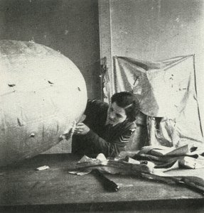 Riparazione dei palloni di sbarramento da Cecil Beaton