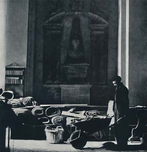 St. Mary-le-Bow dopo il primo blitz. Ora è distrutta, 1941 da Cecil Beaton