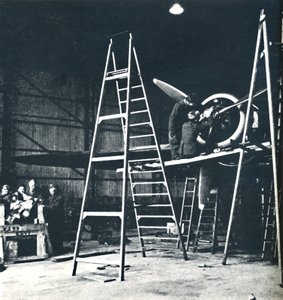 Il lavoro delle squadre di terra non finisce mai, 1941