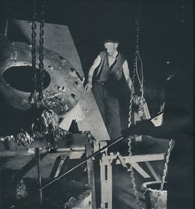 Operaio in una fabbrica di aeromobili che prepara una lega da Cecil Beaton