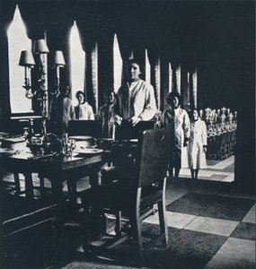 Steward del vino Wren nella Sala dei Banchetti del Grande Wren, 1941