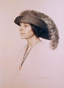Giovane donna con cappello piumato
