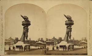 Mano colossale e torcia della "Libertà" in mostra alla Centennial Exhibition di Filadelfia da Centennial Photographic Co.
