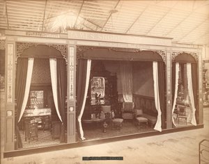 Esposizione di James Shoolbred & Co. -- Edificio principale, Tre stanze con mobili da Centennial Photographic Co.