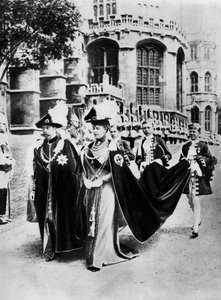 Re Giorgio V e la Regina Maria in abiti dei Cavalieri della Giarrettiera, Windsor da Central Press