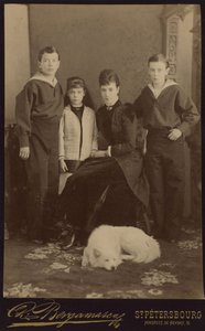 Imperatrice Maria Fyodorovna con i figli, Nicholas Alexandrovich, George Alexandrovich e Xenia Alexandrovna da Charles Bergamasco