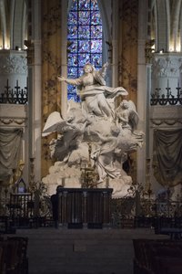 Vista interna della Cattedrale di Chartres, il Maestro Altare (scultura di Charles Antoine Bridan l