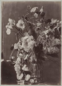 Studio di fiori con vaso ornamentale