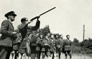 Personale RAF che impara a sparare durante la Seconda Guerra Mondiale, 1941 da Charles Brown
