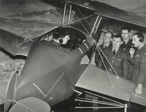 Personale RAF che impara a volare in un simulatore di volo durante la Seconda Guerra Mondiale, 1941 da Charles Brown