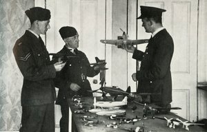 Personale della RAF che impara a identificare gli aerei durante la Seconda Guerra Mondiale, 1941 da Charles Brown