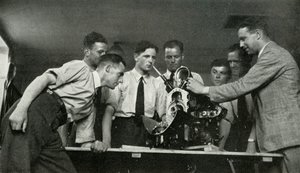 Personale RAF che riceve istruzioni sui motori aeronautici, 1941