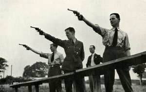 Pratica di tiro con il revolver alla Scuola di Addestramento al Volo Elementare, 1941
