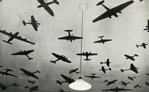 Silhouette di aerei militari...in una scuola di addestramento RAF durante la Seconda Guerra Mondiale, 1941